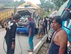 Dua Unit Truck Muatan Kayu Dari Putussibau Alami Kecelakaan Di Sintang.