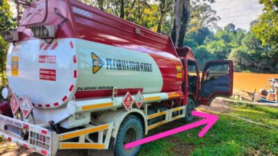 Sebanyak 8000 Liter Mobil BBM Tangki Merah Putih Melakukan Bongkar ke Kapal Bandung.