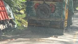 Satu Unit Truck Muatan Kayu Olahan Dari Kapuas Hulu ke Sintang Terperosok di Bukit Biru.